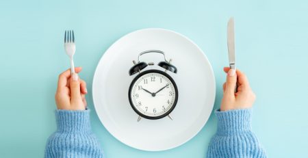 زمان‌بندی وعده‌های غذایی و زمان مناسب برای خوردن کربوهیدرات‌ها، چربی و پروتئین